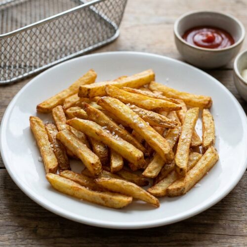 Pommes im Airfryer: So werden TK-Pommes garantiert knusprig | Rezept 1 Fertiges Rezept: Knusprige Pommes im Airfryer mit Ketchup und Mayo